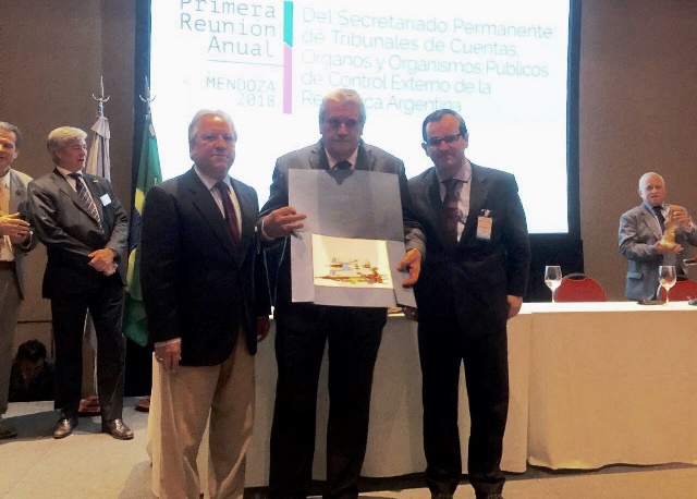 Os conselheiros Ivan Bonilha e Nestor Baptista recebem homenagem do presidente do Secretariado Permanente dos Tribunais de Contas da Argentina, Ruben Quijano. Foto: Divulgação TCE-PR