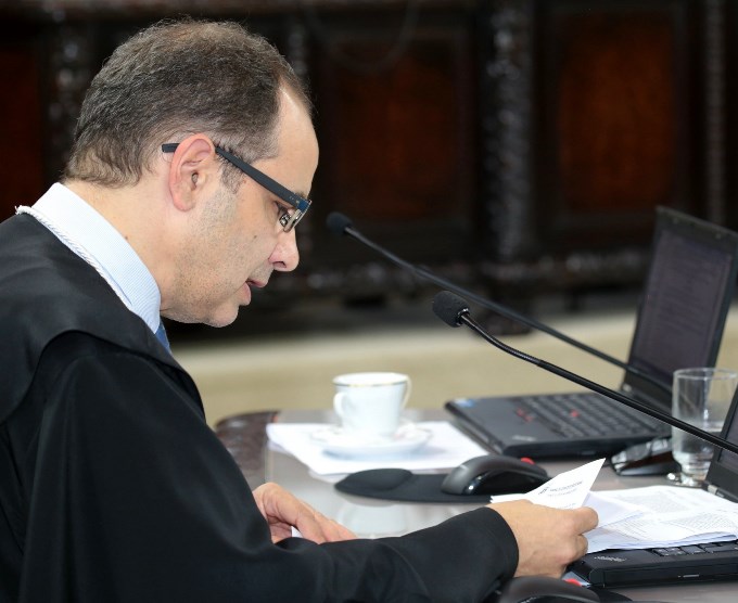 O auditor Thiago Barbosa Cordeiro relata processo em sessão deliberativa do TCE-PR. Foto: Wagner Araújo/Divulgação TCE-PR