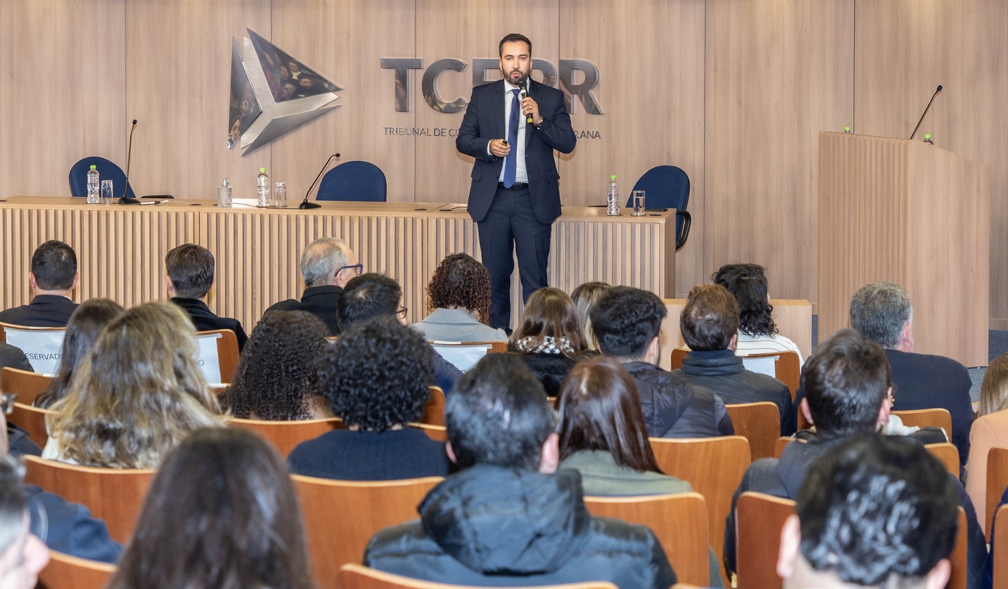 O coordenador de Obras Públicas do Tribunal de Contas do Estado do Paraná, Paulo Augusto Daschevi, fala na abertura do 2° Ciclo do Fórum de Obras Públicas, no Auditório do TCE-PR, em Curitiba, nesta quinta-feira (12 de junho)