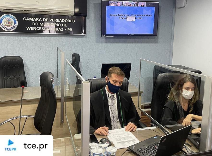 A partir da Câmara Municipal de Wenceslau Braz, município  onde lançou o Programa Tribunal Itinerante, o presidente do TCE-PR, conselheiro Fabio Camargo, presidiu a sessão ordinária nº 35/21 do Tribunal Pleno, realizada por videoconferência nesta quarta-feira (27 de outubro). Ao lado dele, a secretária do Pleno, Aline Grigoletti de Lacerda. Foto: Divulgação/TCE-PR