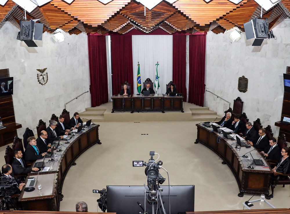 Sessão plenária do TCE-PR, presidida pelo conselheiro Fernando Guimarães. Foto: Fabiano Contador/Divulgação TCE-PR