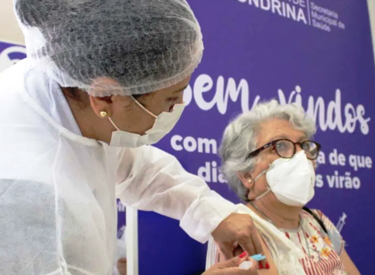 Vacinação de idosa contra o coronavírus, realizada pela Prefeitura de Londrina. Foto: Gustavo Tacaki/Secretaria Municipal de Saúde - Divulgação
