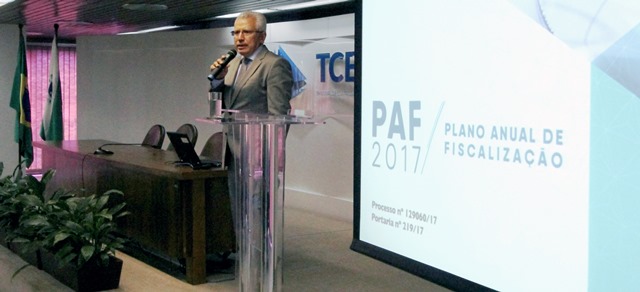 O presidente do TCE-PR, conselheiro Durval Amaral, no lançamento do PAF 2017: "Precisamos verificar situações em que o valor do investimento não reflete na qualidade dos serviços públicos". Foto: Kathy Pamela Michtal/Divulgação TCE-PR