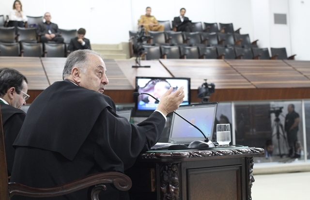 O conselheiro Artagão de Mattos Leão relata processo em sessão do Pleno do TCE-PR. Foto: Wagner Araújo/Divulgação TCE-PR