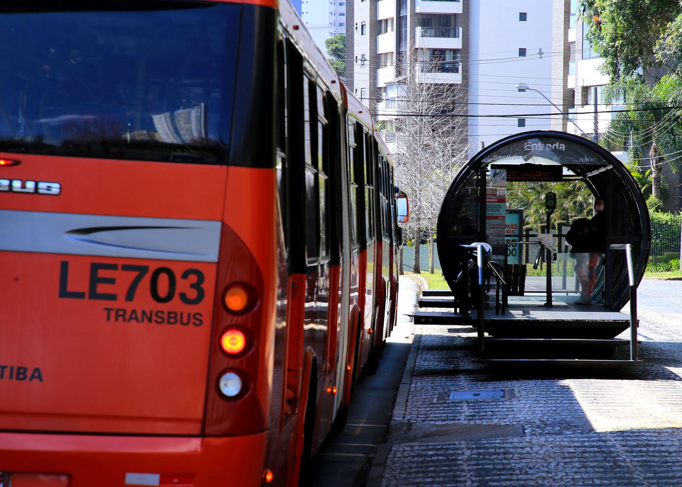 Ônibus em estação-tubo do sistema de transporte coletivo de Curitiba. Foto: Wagner Araújo/Divulgação TCE-PR