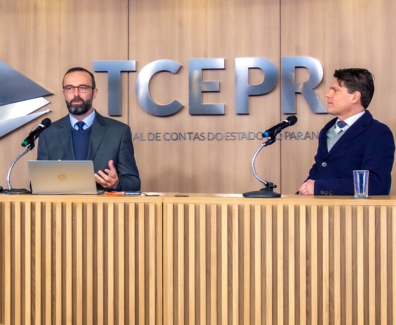 O presidente, conselheiro Ivens Linhares [à direita na foto], e o diretor da Escola de Gestão Pública do TCE-PR, Wilmar da Costa Martins Junior, na live de lançamento da capacitação "Jornada das Contratações Públicas - Da Teoria à Prática, do Planejamento à Execução". Foto: Mauro Beghetto Penteado/TCE-PR