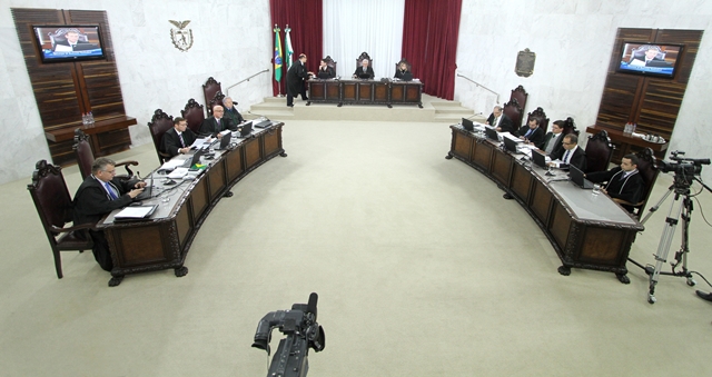 Sessão do Pleno do TCE-PR, presidida pelo conselheiro Durval Amaral. Foto: Wagner Araújo/Divulgação TCE-PR