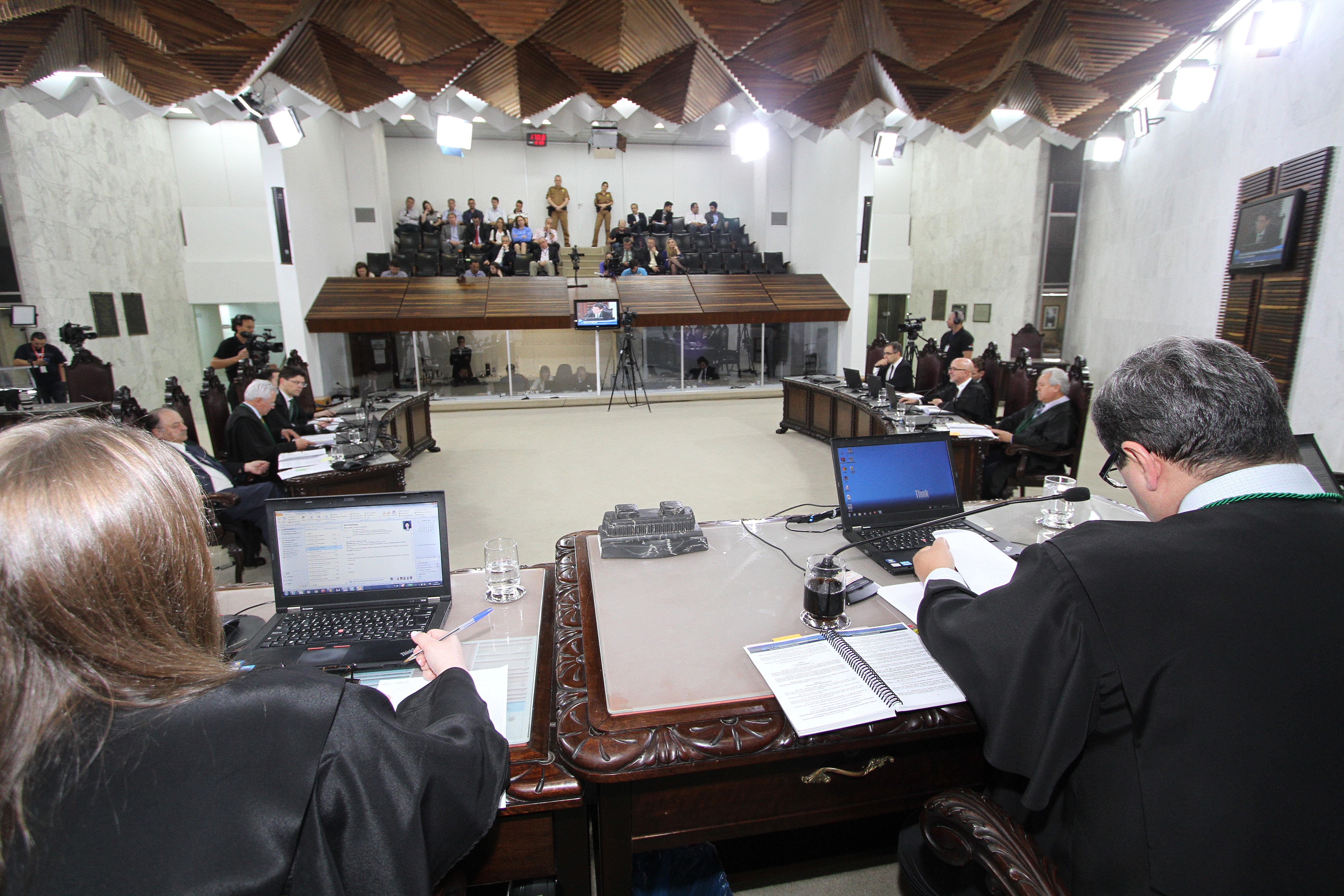 Sessão do Pleno do TCE-PR em 2016, composta pelos sete membros do colegiado. Foto: Wagner Araújo/Divulgação TCE-PR