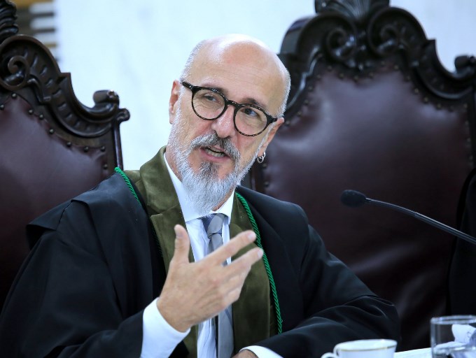 O conselheiro Fernando Guimarães relata processo em sessão do Tribunal Pleno do TCE-PR, presidida pelo conselheiro Nestor Baptista. Foto: Wagner Araújo/Divulgação TCE-PR
