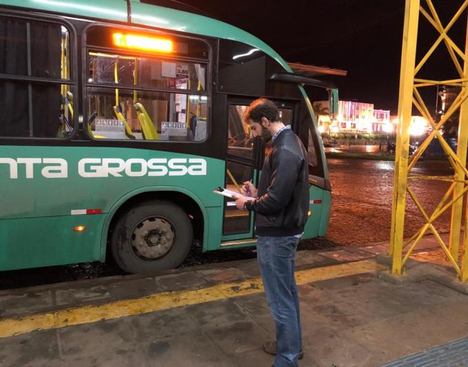 Servidor do TCE-PR confere frequência de ônibus em terminal de Ponta Grossa, em auditoria para avaliar a gestão e a qualidade do sistema. Foto: Divulgação TCE-PR