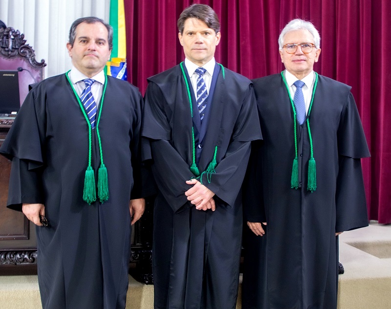 Os eleitos para dirigir o TCE-PR no biênio 2025-2026: conselheiros Ivens Linhares (ao centro), presidente; Ivan Bonilha (esquerda), vice-presidente; e Durval Amaral, corregedor-geral. Foto: Mauro Beghetto Penteado/TCE-PR