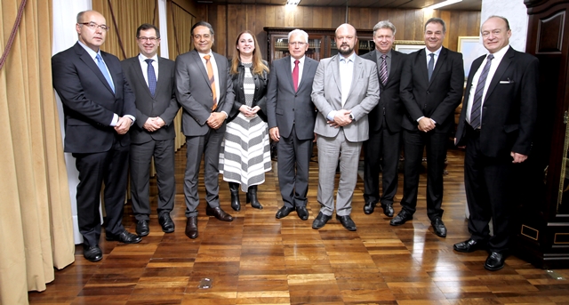 Dirigentes do TCE-PR e da UFPR debateram a minuta do convênio para a fiscalização da qualidade das obras de pavimentação no Paraná: assinatura deve ocorrer em 30 dias. Foto: Wagner Araújo/Divulgação TCE-PR