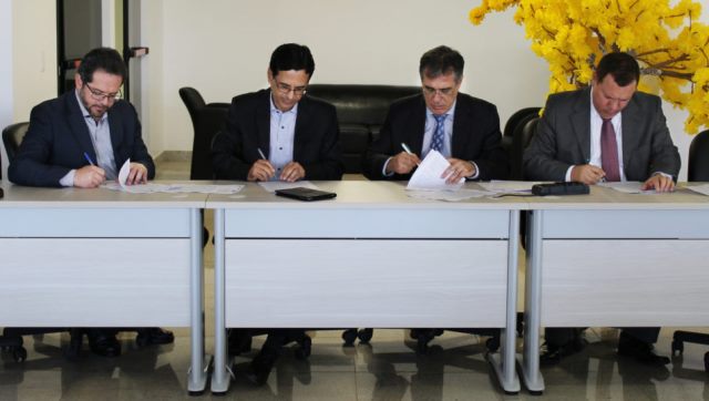 Valdecir Pascoal (Atricon), Kennedy Trindade (TCE-GO), Joaquiam Castro Neto (TCM-GO) e Marcos Bemquerer (Audicon) assinam o termo de cooperação para realizar o 29º Congresso Nacional dos TCs. Foto: Atricon/Divulgação