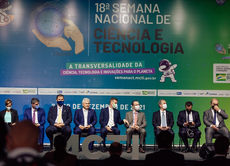 Participantes da solenidade de assinatura de parceria do Instituto Nacional de Pesquisas Espaciais (INPE) com o Tribunal de Contas do Estado do Paraná (TCE-PR) para a utilização de imagens de satélite na fiscalização de obras públicas. Foto: Divulgação