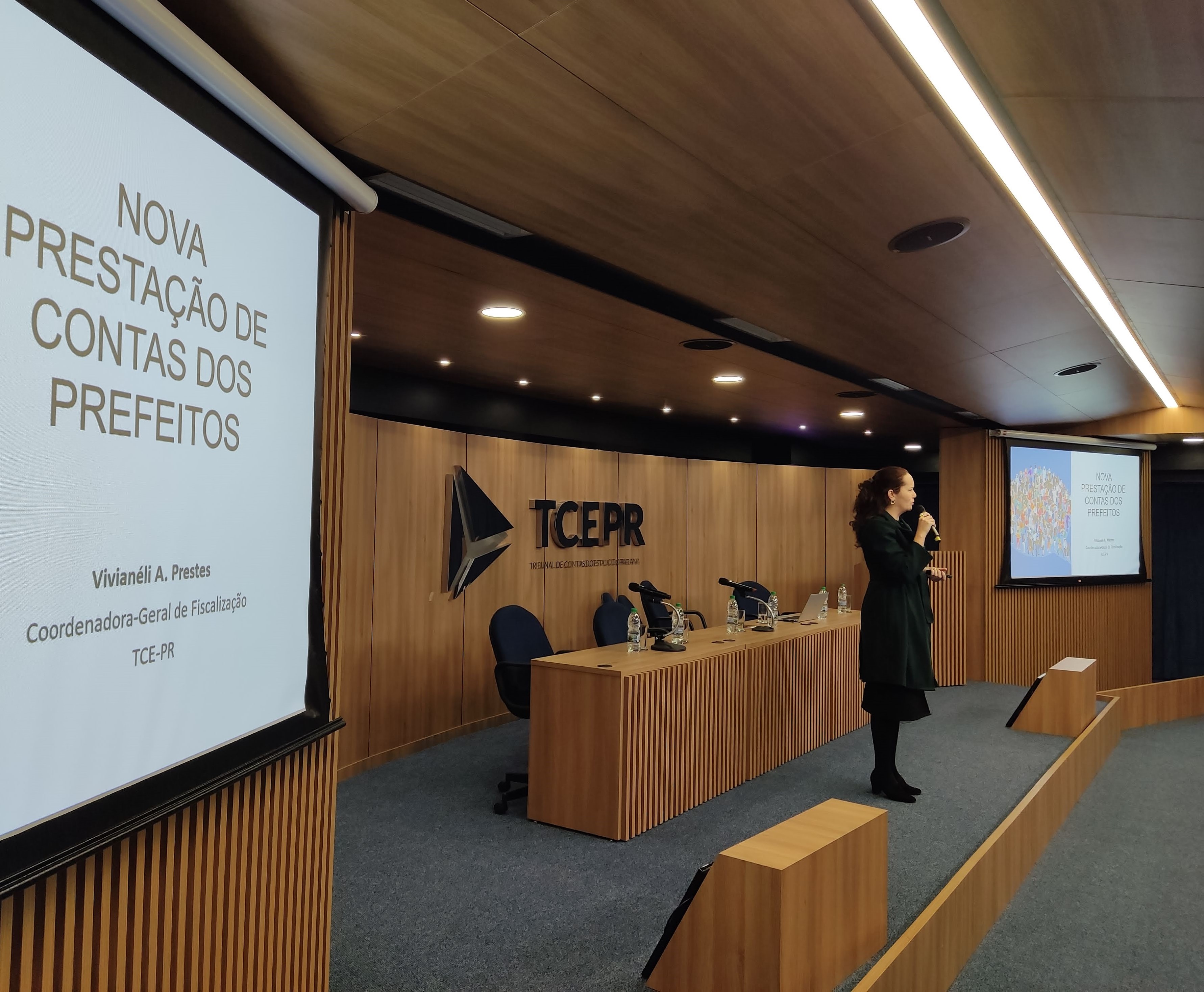 A coordenadora-geral de Fiscalização, Vivianéli Araujo Prestes, na abertura de curso sobre a Nova Prestação de Contas Municipal, realizado no auditório do TCE-PR, em Curitiba. Foto: Edilson Peruceli - TCE-PR/Divulgação