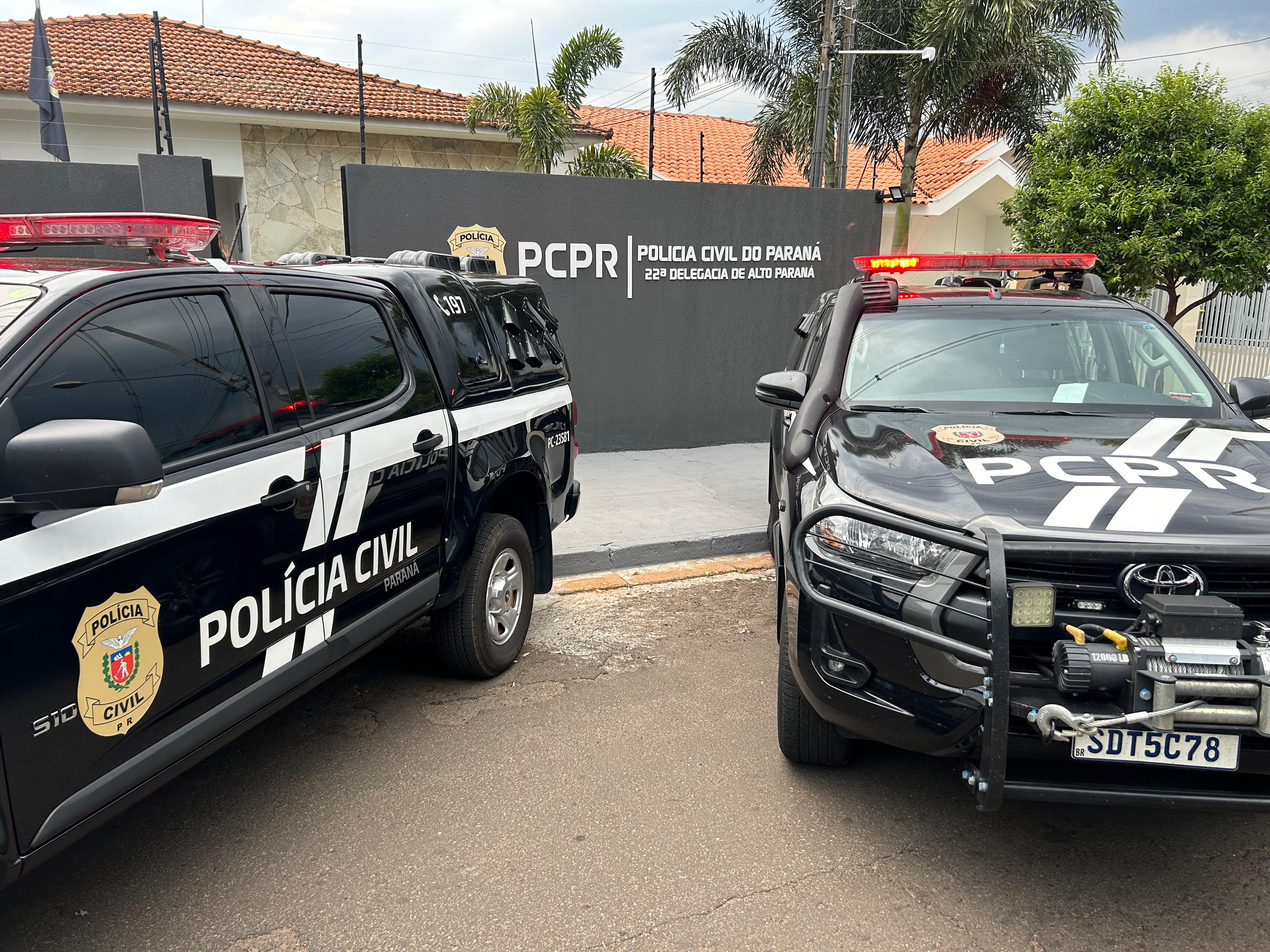 Viaturas da Polícia Civil paranaense em frente a delegacia