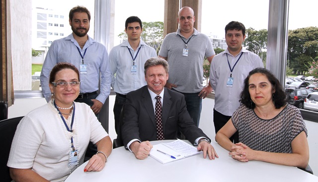 Parte da equipe designada para a auditoria no sistema carcerário do Paraná. Trabalho é comandado pelo coordenador-geral de Fiscalização, Mauro Munhoz (sentado). Foto: Wagner Araújo/Divulgação TCE-PR