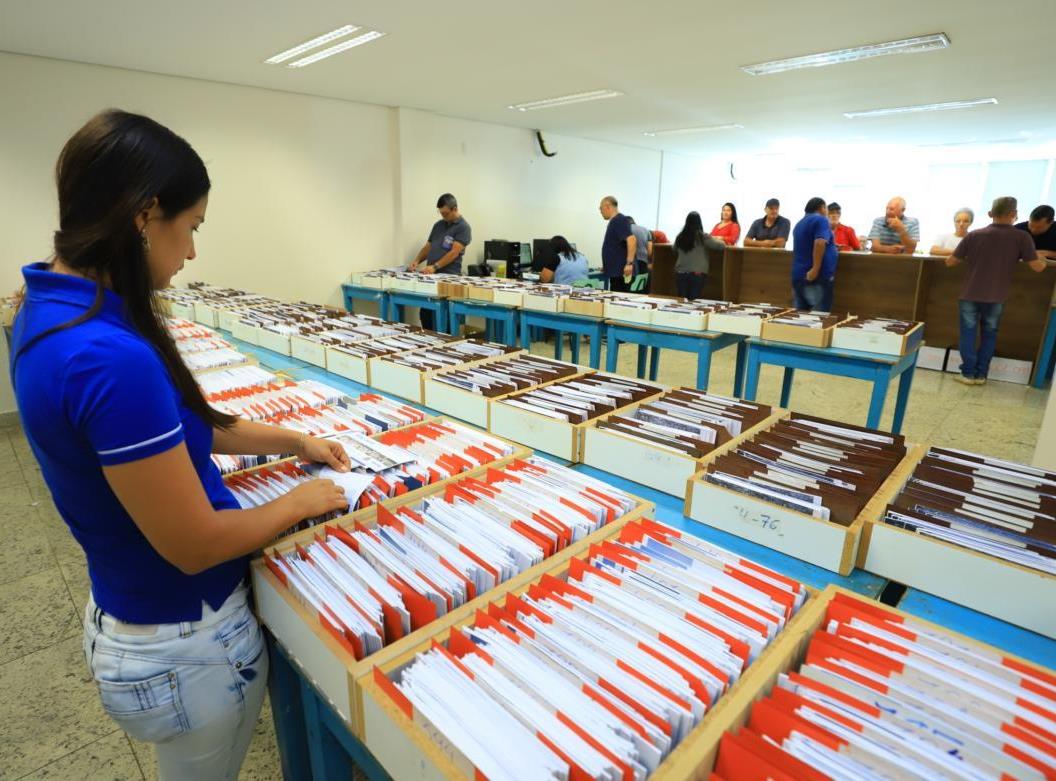Entrega de carnês do Imposto Predial e Territorial Urbano (IPTU) pela Prefeitura de Pato Branco. Foto: Prefeitura de Pato Branco/Divulgação