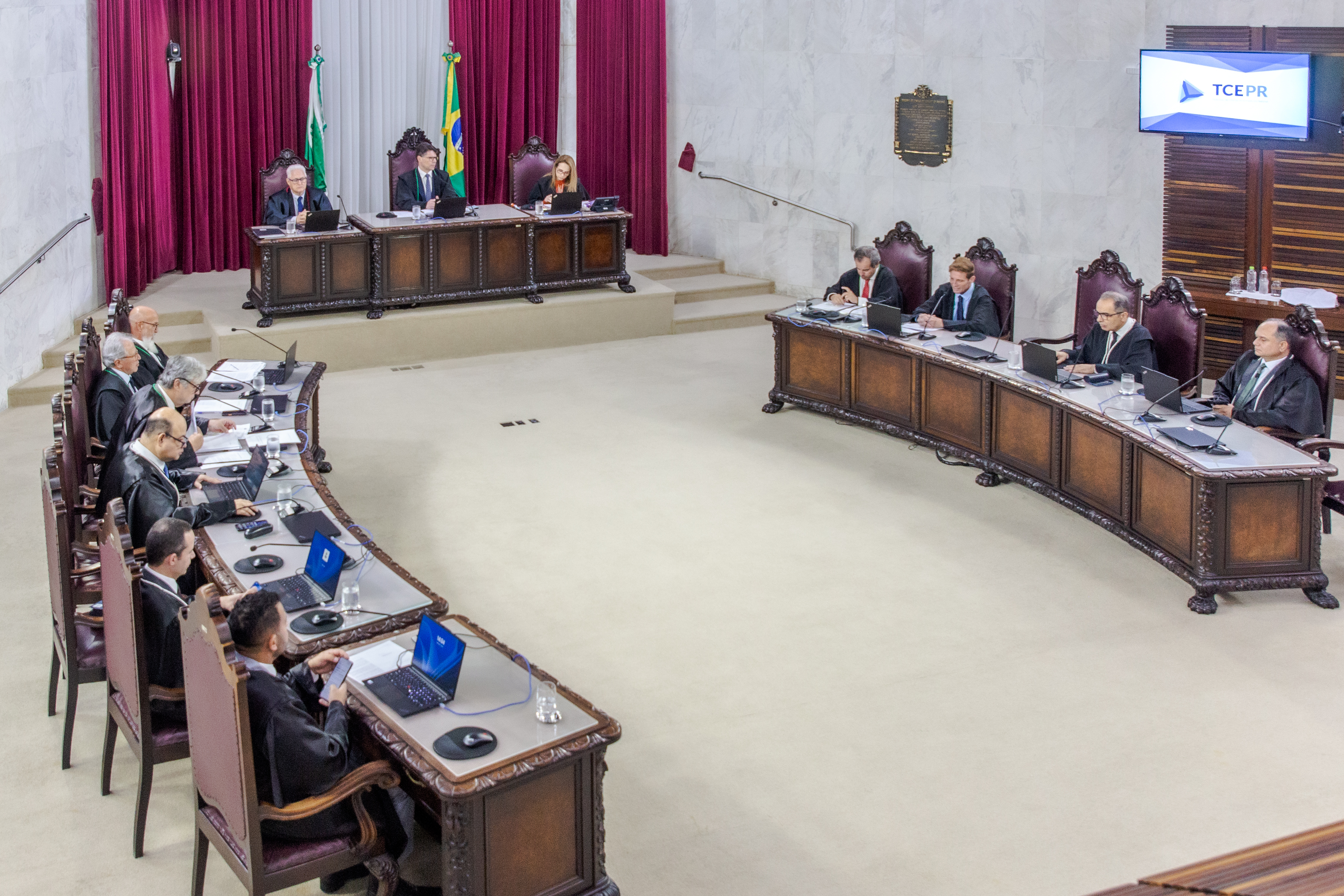 Conselheiros reunidos em sessão ordinária do Pleno do TCE-PR no dia 1º de abril de 2026