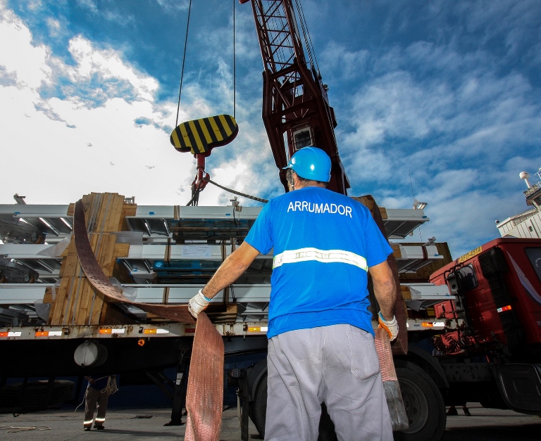 Carregamento de navio no Porto de Paranaguá, gerenciado pela Administração dos Portos de Paranaguá e Antonina (Appa). Foto: Cláudio Neves - Appa/Divulgação