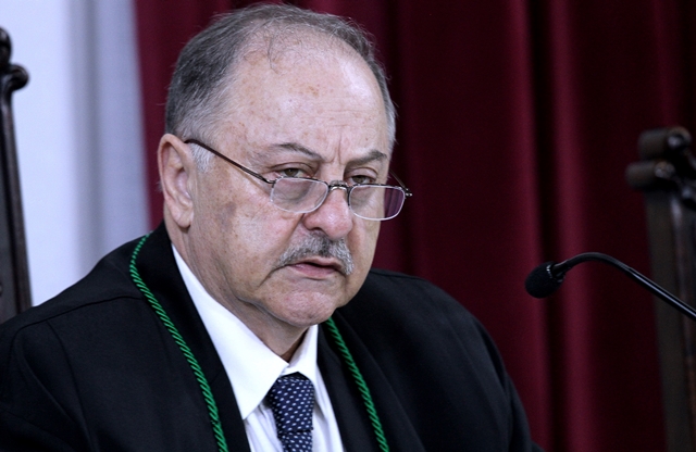 O conselheiro Artagão de Mattos Leão preside a sessão de 8 de março da Segunda Câmara do TCE-PR. Foto: Wagner Araújo/Divulgação TCE-PR