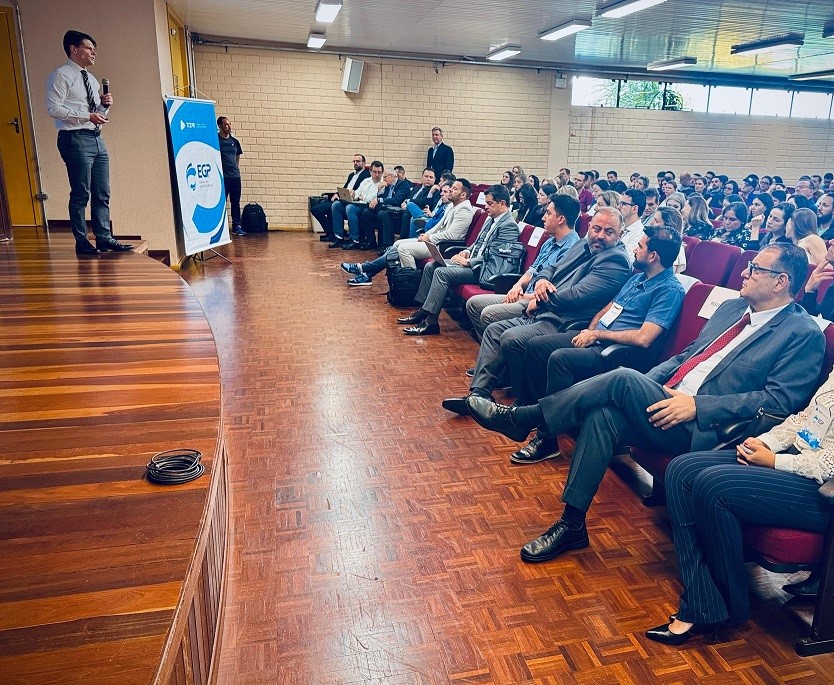 O presidente do Tribunal de Contas do Estado do Paraná (TCE-PR), conselheiro Ivens Linhares, profere palestra durante curso sobre o início de mandato ministrado para os prefeitos em Guarapuava na manhã desta quinta-feira (20 de março)