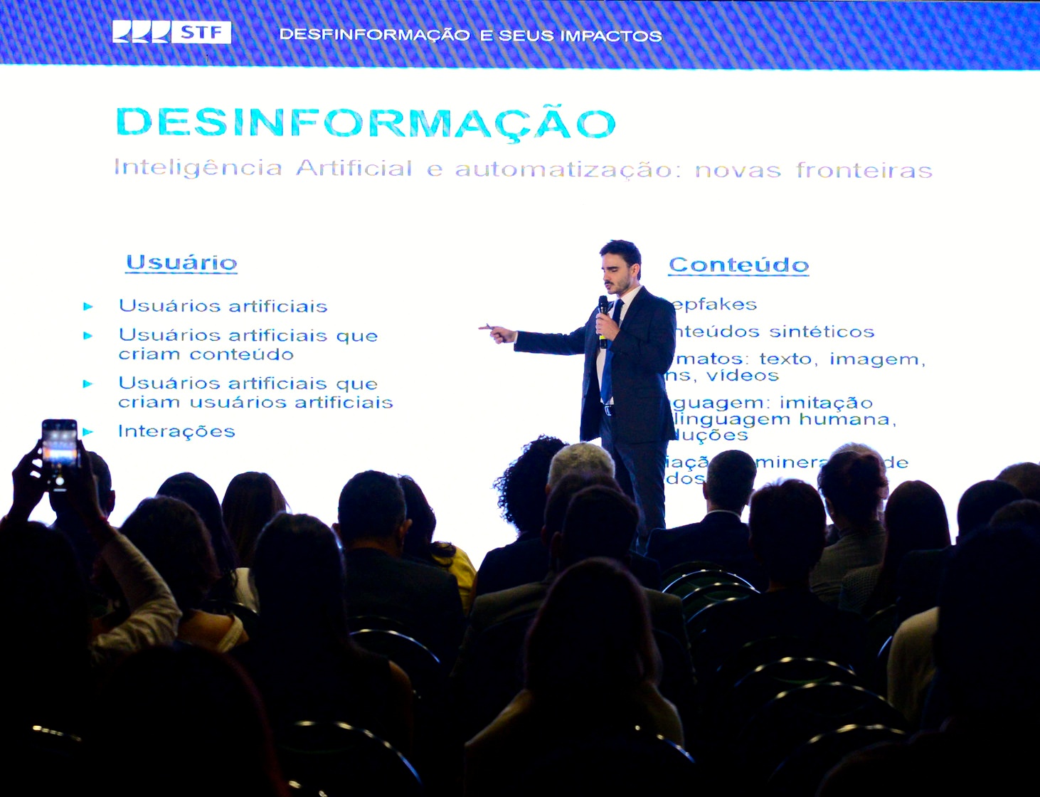 O coordenador de Relações com a Sociedade e Combate à Desinformação do Supremo Tribunal Federal (STF), Victor Durigan, durante palestra no 2º Congresso Nacional de Comunicação dos Tribunais de Contas, realizado em Vitória nos dias 4 e 5 de julho. Foto: TCE-ES