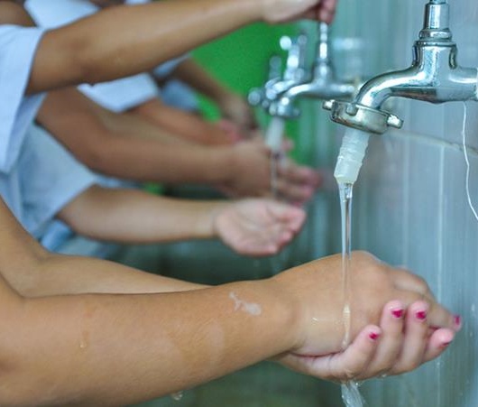 O acesso à água de boa qualidade é um serviço essencial em escolas públicas. Foto: Divulgação