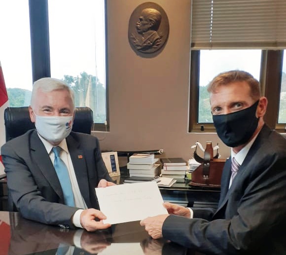 O conselheiro Fabio Camargo entrega o convite para sua posse na Presidência do TCE-PR ao presidente da OAB-Paraná, Cássio Lisandro Telles. Foto: Divulgação