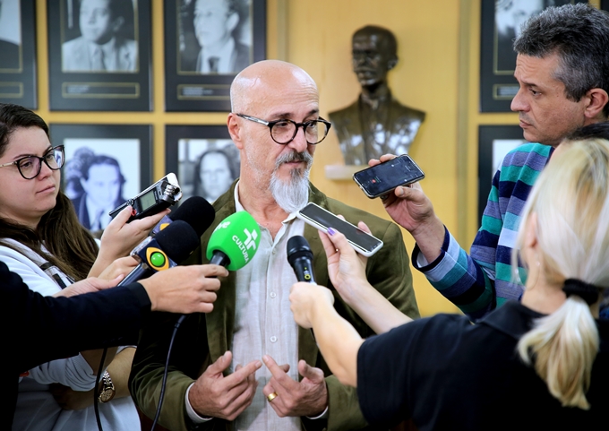O conselheiro Fernando Guimarães concede entrevista para explicar motivos da medida cautelar que suspendeu reajuste de tarifas da Sanepar. Foto: Wagner Araújo/Divulgação TCE-PR