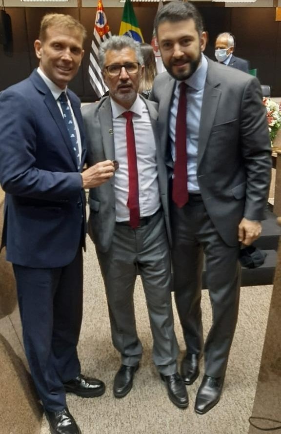 Em evento no Tribunal de Contas do Município de São Paulo, o presidente do Tribunal de Contas do Estado do Paraná, conselheiro Fabio Camargo, entrega a medalha comemorativa aos 74 anos do TCE-PR aos conselheiros João Antônio das Silva Filho e Eduardo Tuma, respectivamente presidente e corregedor daquela corte. Foto: Divulgação