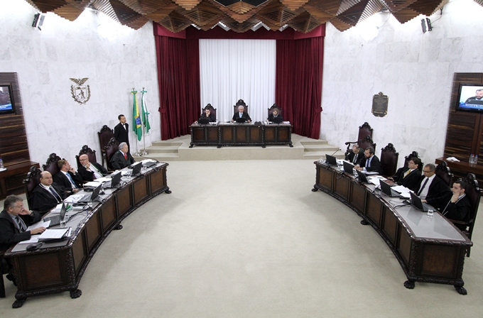 Sessão do Pleno do TCE-PR, presidida pelo conselheiro Durval Amaral. Foto: Wagner Araújo/Divulgação TCE-PR