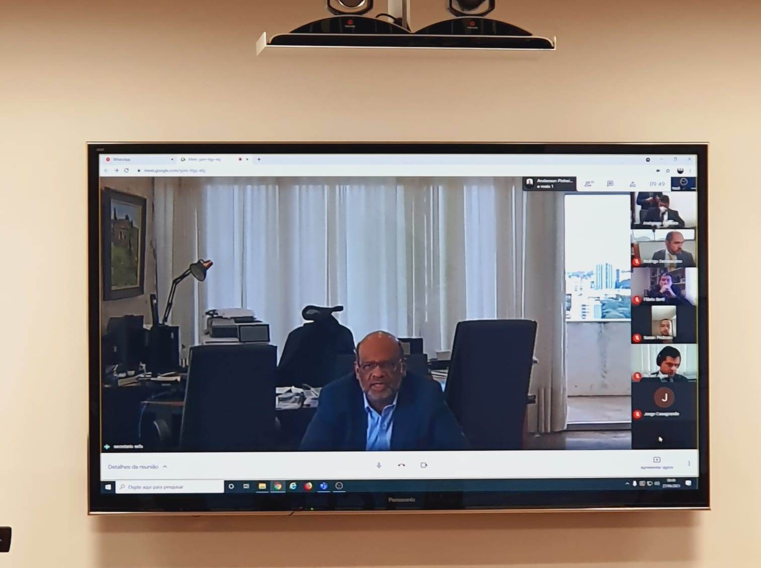 O secretário de Estado da Fazenda, Renê Garcia Júnior; durante reunião virtual com o presidente do TCE-PR, conselheiro Fabio Camargo; e a procuradora-geral do Estado, Letícia Ferreira da Silva, sobre a atuação do controle externo em processos de falência. Foto: Dilton Leandro Vaz/Divulgação TCE-PR