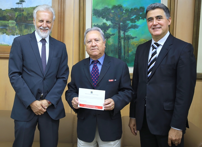 O presidente do TCE-PR, conselheiro Nestor Baptista, entre o desembargadores Gilberto Ferreira (à esquerda da foto) e Tito Campos de Paula, respectivamente presidente e vice do TRE-PR. Foto: Wagner Araújo/Divulgação TCE-PR
