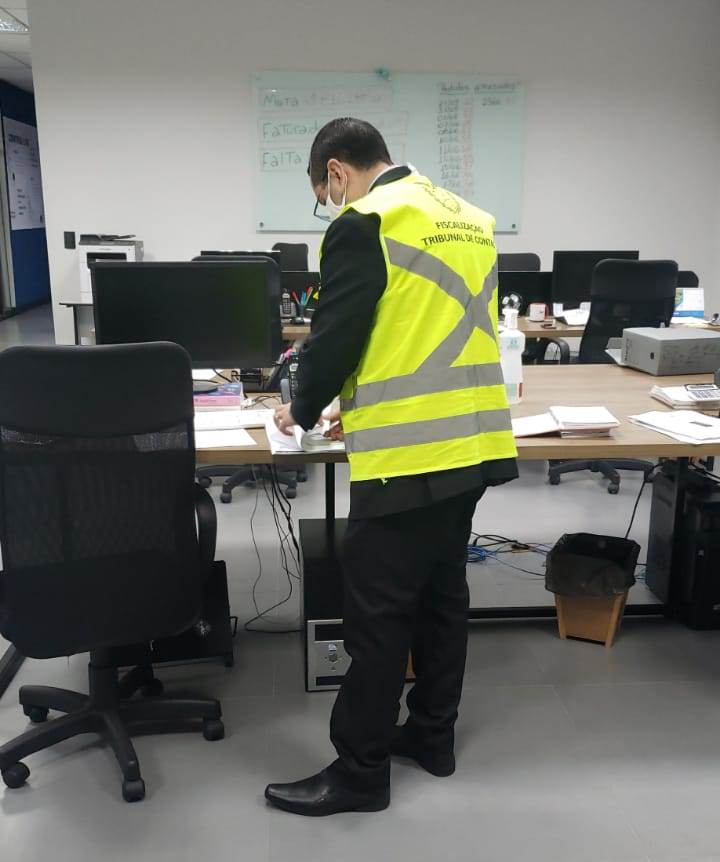 Servidor do TCE-PR acompanha apuração da Polícia Civil do Paraná, realizada em São José dos Pinhais, contra fraude em licitações e adulteração de produtos vendidos à administração pública. Foto: Divulgação/TCE-PR