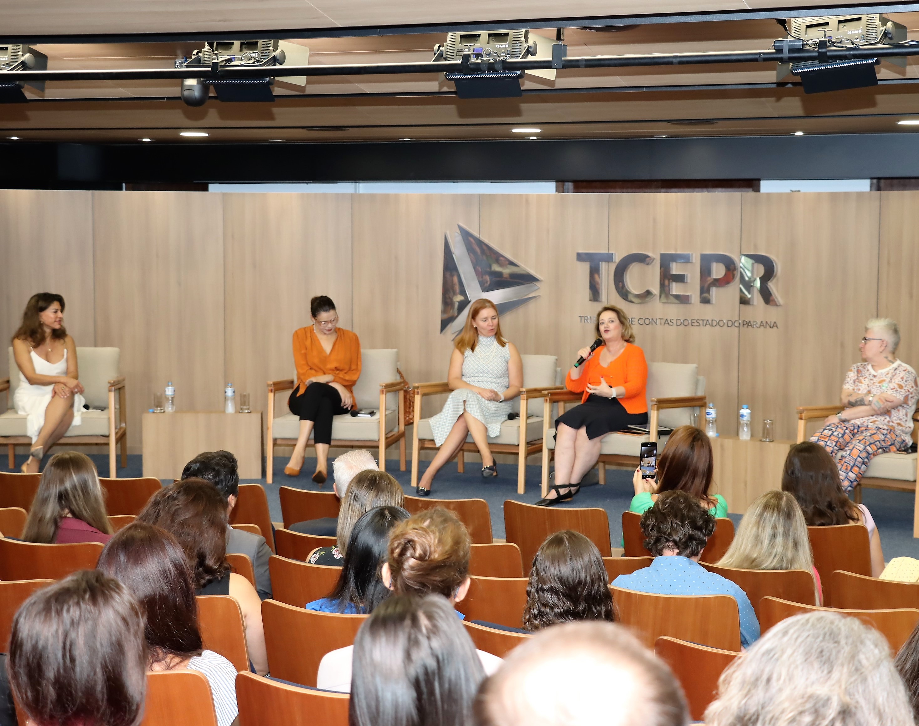 Debate sobre a presença feminina no setor público, com a participação de Angela Costaldello, procuradora aposentada do MPC-PR; Cláudia Silvano, diretora do Procon-PR; Joeci Machado Camargo, desembargadora do TJ-PR; e Marilena Winter, presidente da OAB-PR, marcou o Dia da Mulher de 2023 no TCE-PR. Foto: Fabiano Contador/Divulgação TCE-PR