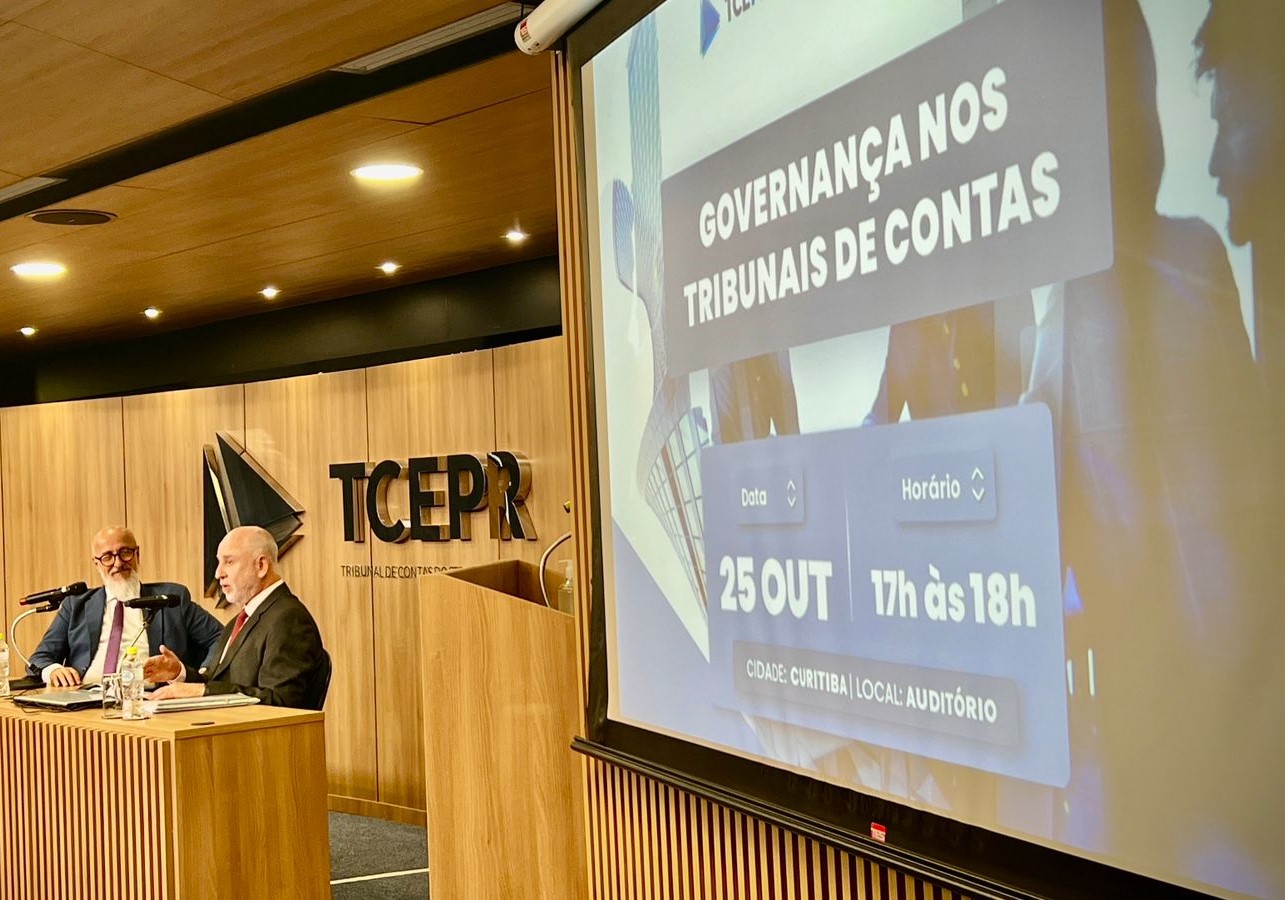 O presidente do TCE-PR, conselheiro Fernando Guimarães (à esquerda da foto), e o ministro do TCU Benjamin Zymler, durante palestra deste sobre Governança nos Tribunais de Contas. Foto: TCE-PR/Divulgação