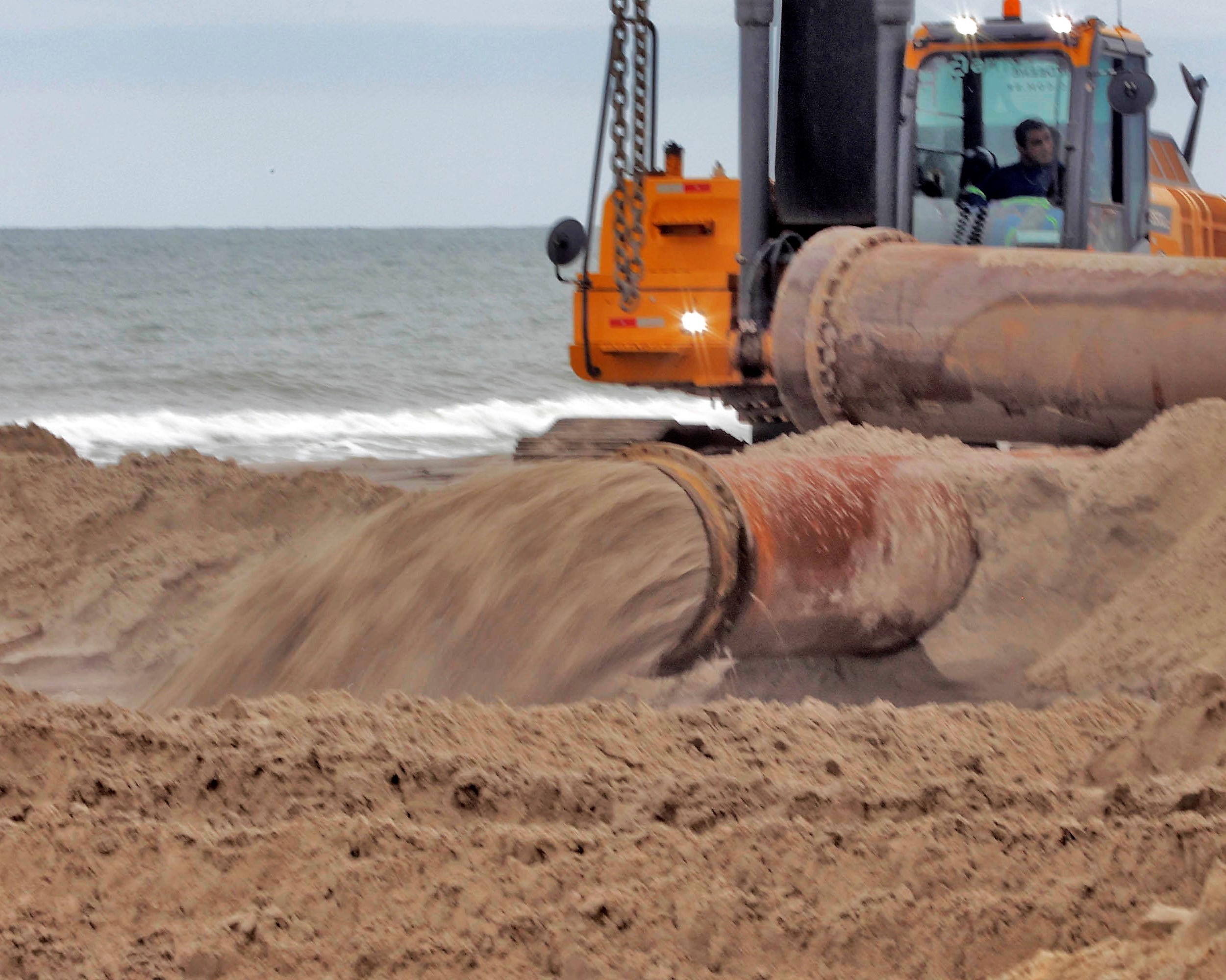 Obra de engorda da faixa de areia da Praia de Matinhos, no Litoral do Paraná, realizada pelo Governo do Estado. Foto: Agência Estadual de Notícias/Divulgação