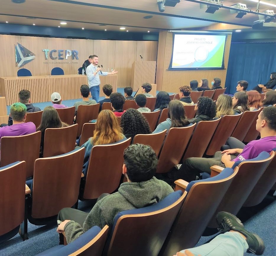 O ouvidor do TCE-PR, Patrick Machado, ministra aula sobre Controle Social e Cidadania a estudantes da rede estadual de ensino Foto: Edilson Peruceli/Divulgação TCE-PR