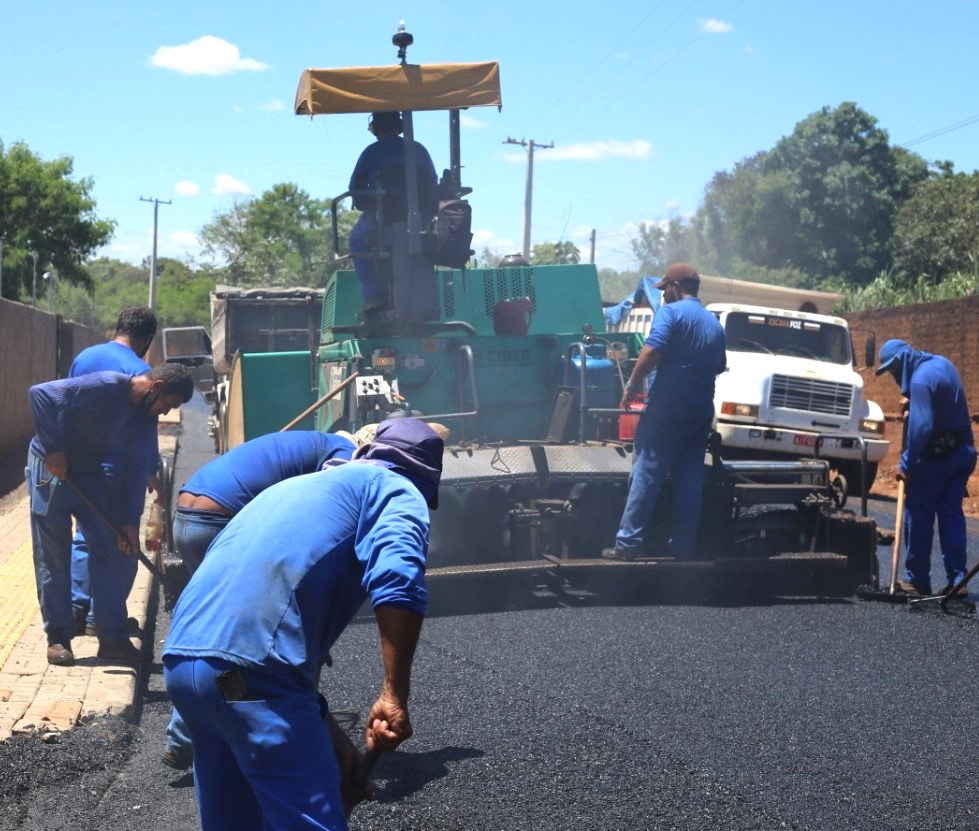 Obra de pavimentação com asfalto realizada pela Prefeitura de Foz do Iguaçu. Foto: Divulgação