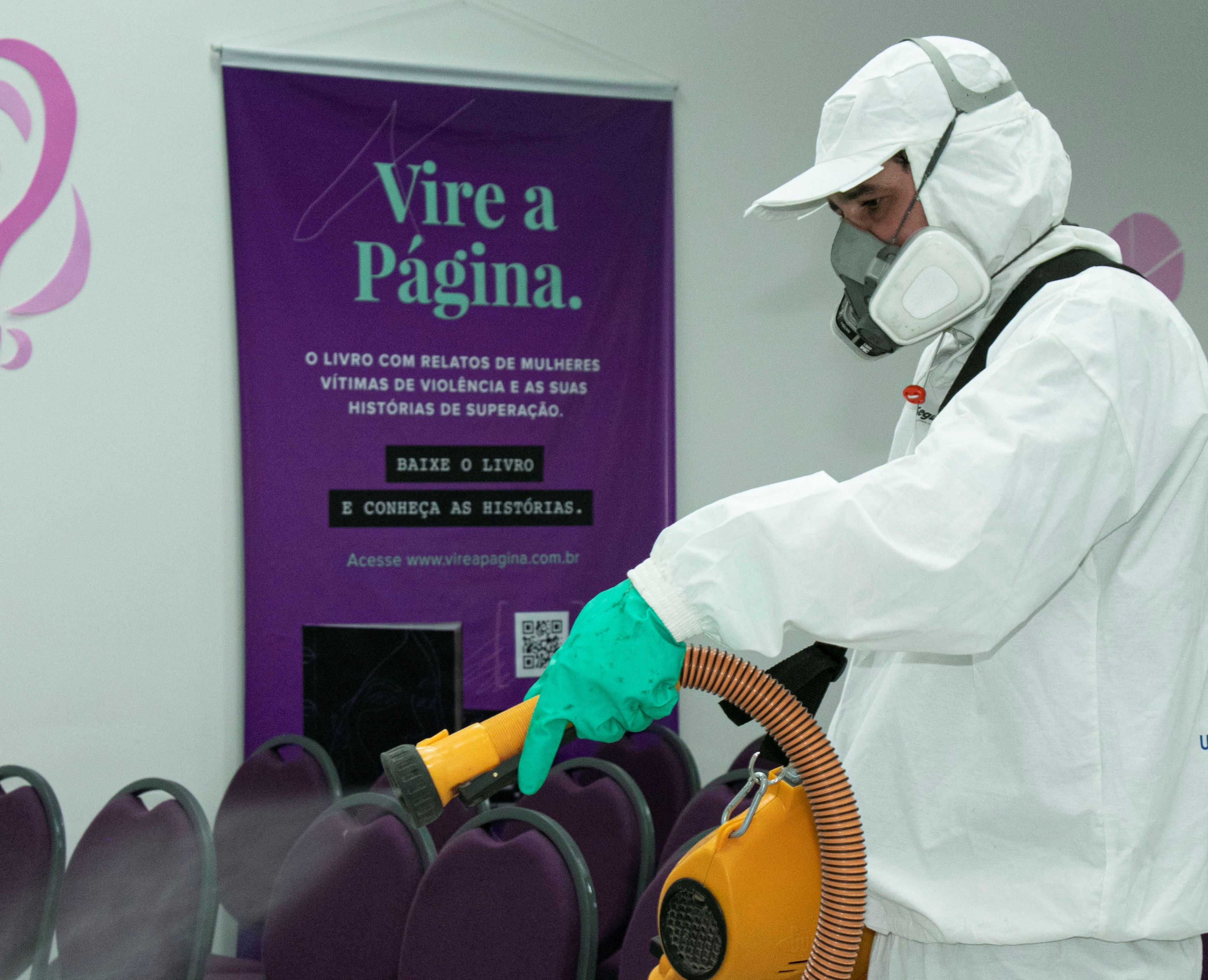 Sanitização da unidade da Casa da Mulher Brasileira em Curitiba, realizada durante a pandemia da Covid-19 por orientação da Secretaria Municipal da Saúde. Foto: Ricardo Marajó/SMCS
