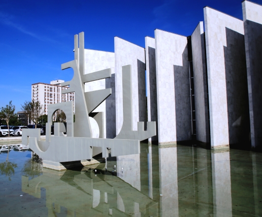 Fachada do Tribunal de Contas, com escultura