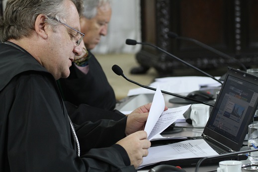 O auditor Cláudio Canha relata processo em sessão deliberativa do TCE-PR. Foto: Wagner Araújo/Divulgação TCE-PR