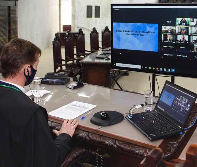 Do Plenário do TCE-PR, conselheiro Fabio Camargo preside sessão do Tribunal Pleno, realizada por videoconferência. Demais conselheiros, auditores e a procuradora-geral do Ministério Público de Contas, Valéria Borba, participam da sessão por meio de conexão remota. Foto: Denis Ferreira Neto/Divulgação TCE-PR