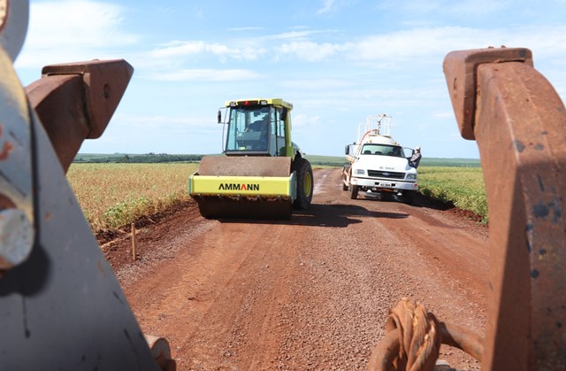 Obra de pavimentação da estrada rural da Linha Acaraí, executada pela Prefeitura de Toledo (Oeste do Estado). Foto: Prefeitura de Toledo/Divulgação