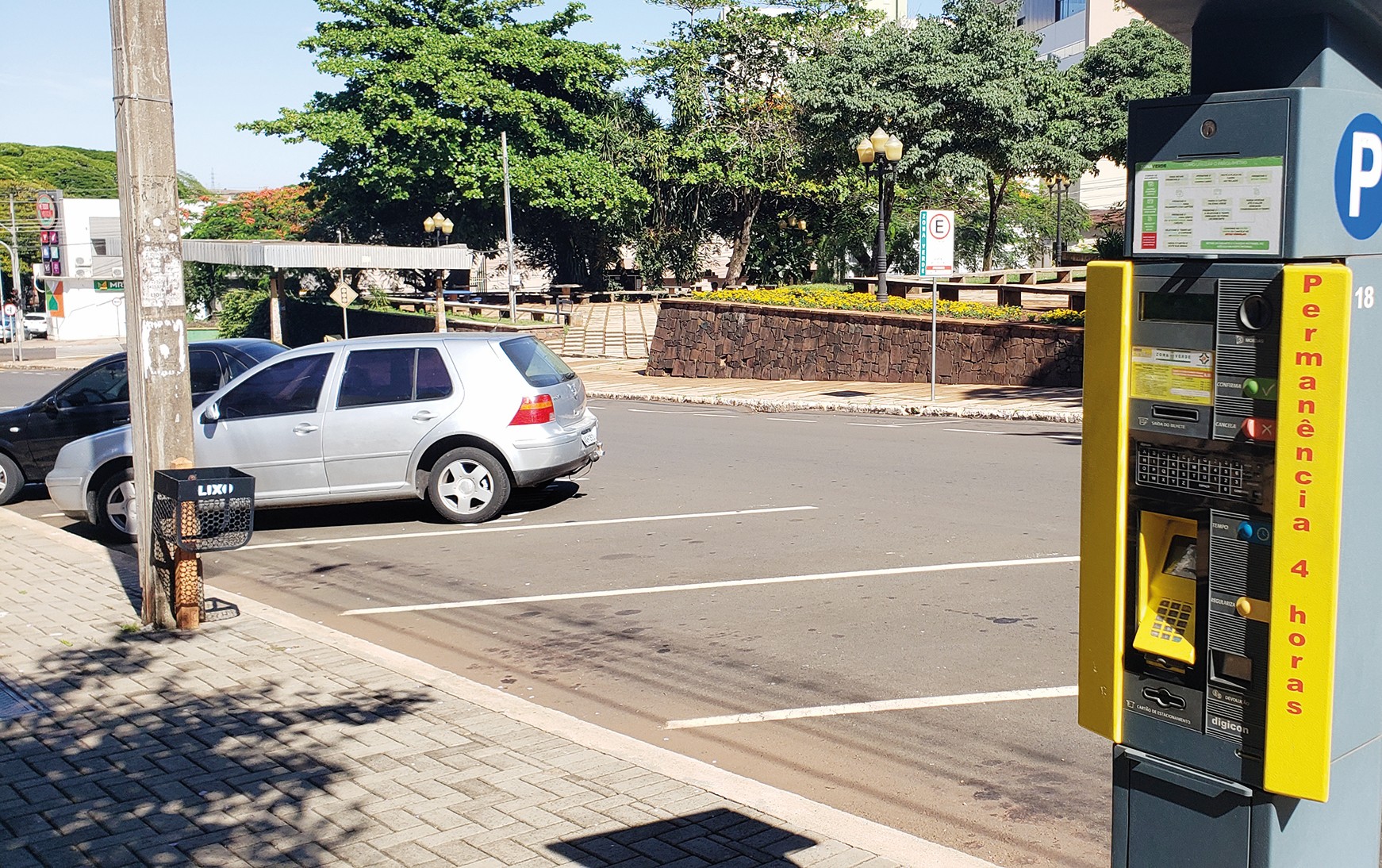 Sistema de estacionamento rotativo em área urbana