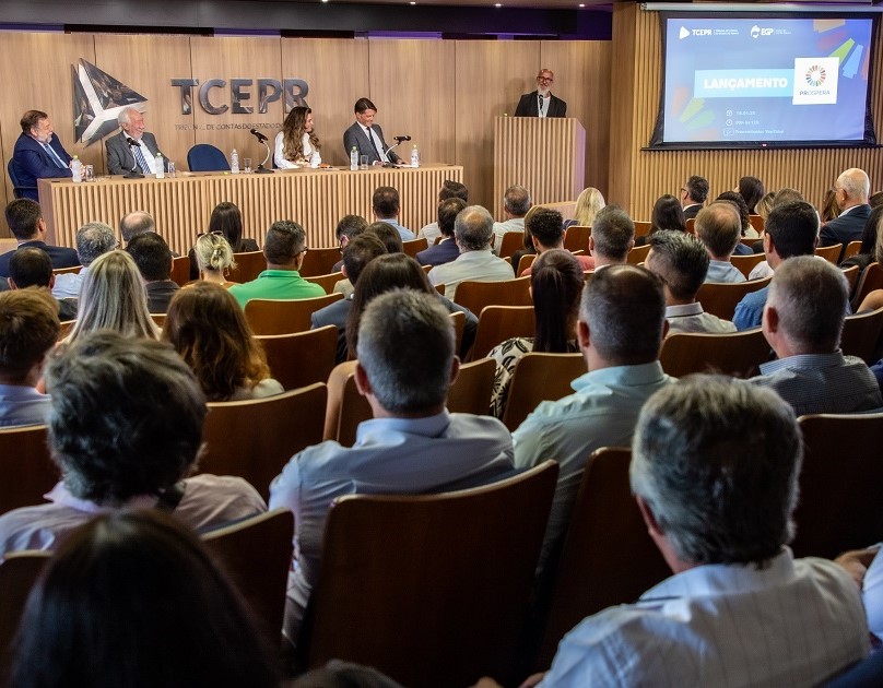 O presidente do Tribunal de Contas do Estado do Paraná, conselheiro Fernando Guimarães, discursa no evento de lançamento do Prospera, programa de capacitação sobre os Objetivos de Desenvolvimento Sustentável da Organização das Nações Unidas (ONU) que será promovido pelo TCE-PR em parceria com o governo estadual