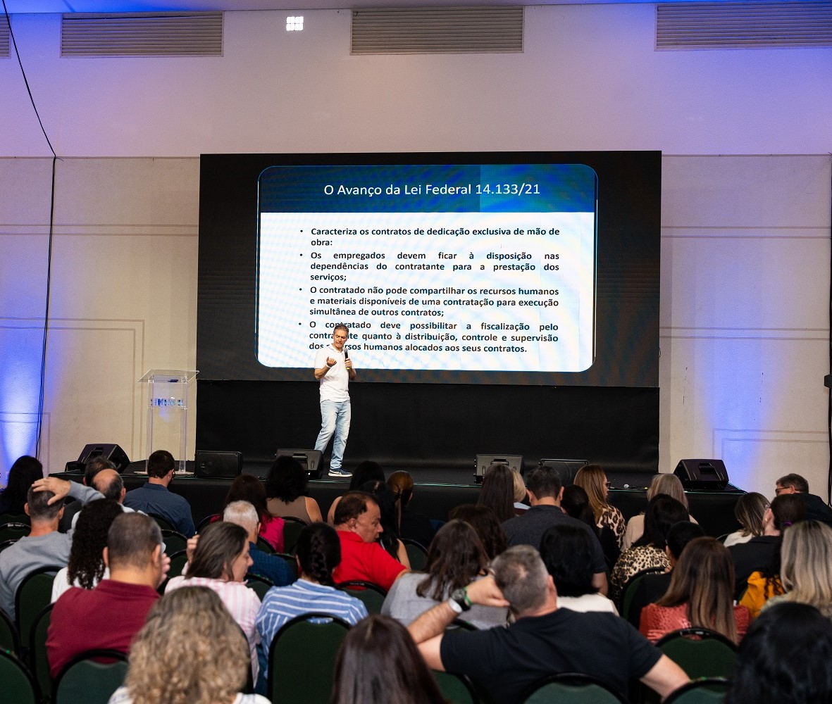 O inspetor da Segunda Inspetoria de Controle Externo (2ª ICE) do Tribunal de Contas do Estado do Paraná (TCE-PR), Carlos Eduardo de Moura, ministra curso sobre fiscalização de contratos para diretores e servidores de escolas estaduais em Foz do Iguaçu nesta quarta-feira (24 de setembro)