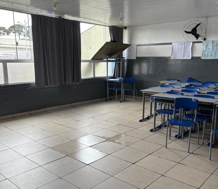 Sala de aula alagada no Colégio Estadual Romário Martins, em Piraquara, que recebeu inspeção da Segunda Inspetoria de Controle Externo do Tribunal de Contas do Estado do Paraná (TCE-PR) nesta quinta-feira (5 de junho)