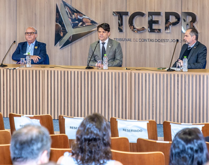 Entre o conselheiro Wilson Wan-Dall (TCE-SC) e o conselheiro-substituto Alexandre Figueiredo Sarquis (TCE-SP), o presidente do TCE-PR, conselheiro Ivens Linhares, faz a abertura do Encontro Técnico dos Tribunais de Contas - Boas Práticas de Auditoria de RPPS, realizado em Curitiba. Foto: Mauro Beghetto Penteado/TCE-PR